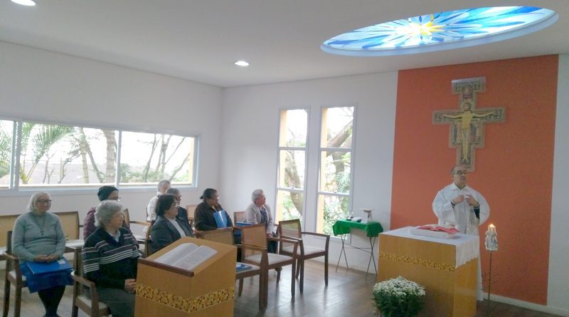 padre e irmãs na capela